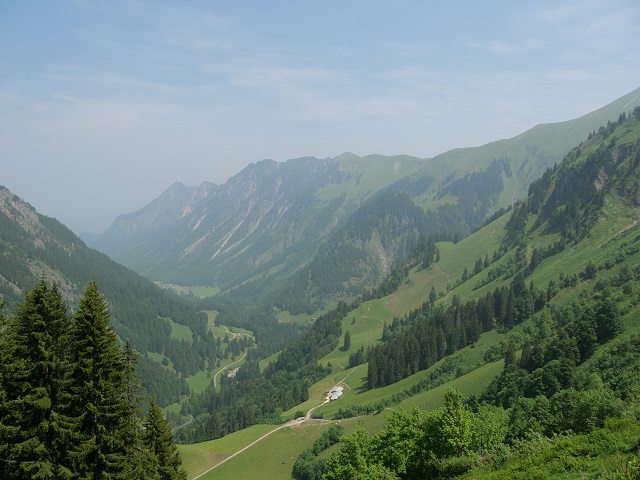 Blick auf die Petersalpe beim Aufstieg zur Enzianhütte