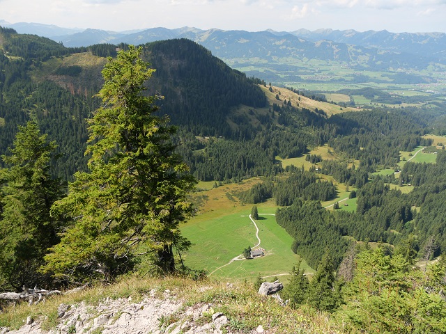 Blick auf die Strausbergalpe vom Strausberggipfel
