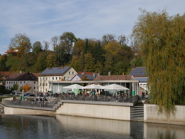 Blick auf die Sommerbar fiume von der St.-Mang-Brücke in Kempten