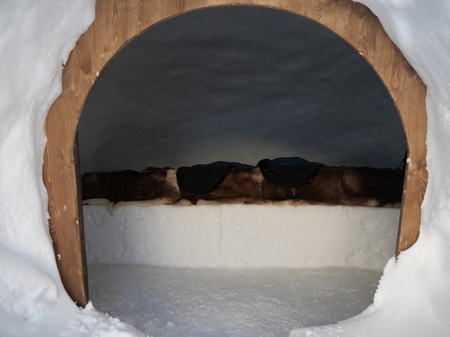 Iglu-Übernachtung: Blick ins Schlaf-Iglu auf dem Nebelhorn