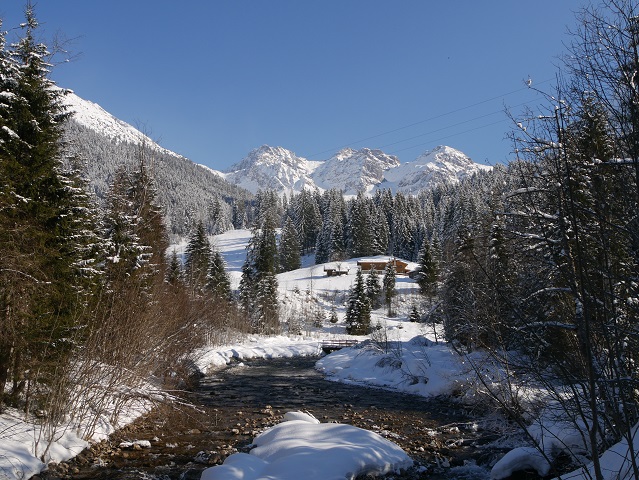 Blick über die Breitach auf die Schafalpköpfe im Winter