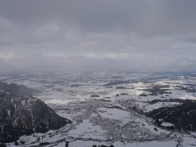 Blick vom Gipfel des Breitenbergs im Winter auf Pfronten