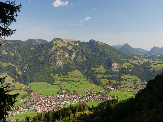 Blick vom Imberger Horn auf Bad Hindelang und den Hirschberg
