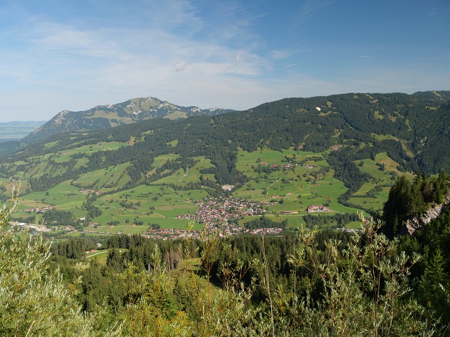 Blick von der Imberger-Horn-Nordseite auf Vorderhindelang und den Grünten