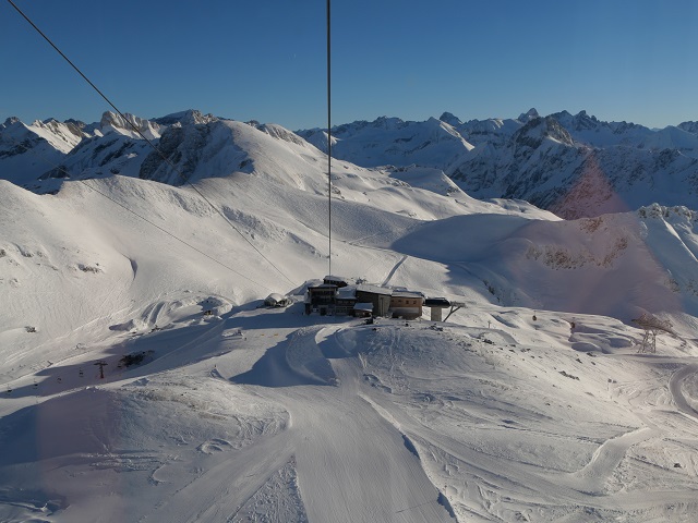 Blick von oben auf das Eishotel auf dem Nebelhorn