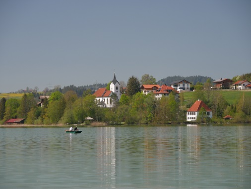 Blick über den Weißensee bei Füssen auf die Kirche St. Walburga
