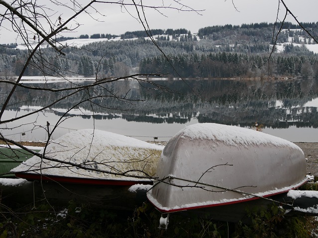 Boote in der Winterruhe am Grüntensee
