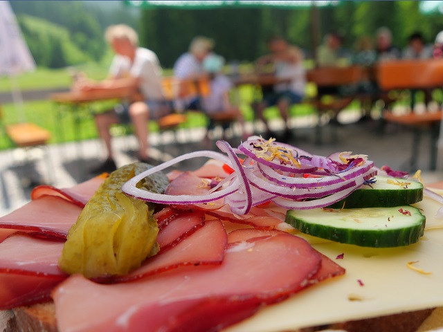 Brotzeit an der Sennalpe Eschbach im Stillachtal bei Oberstdorf