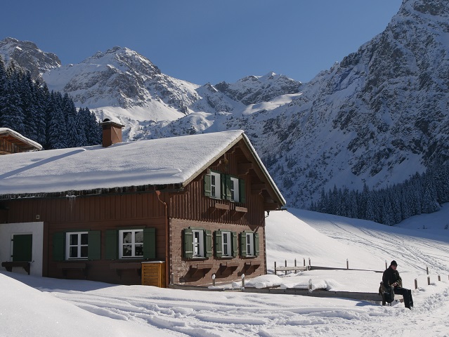 Brotzeitpause bei einer Winterwanderung im Kleinwalsertal