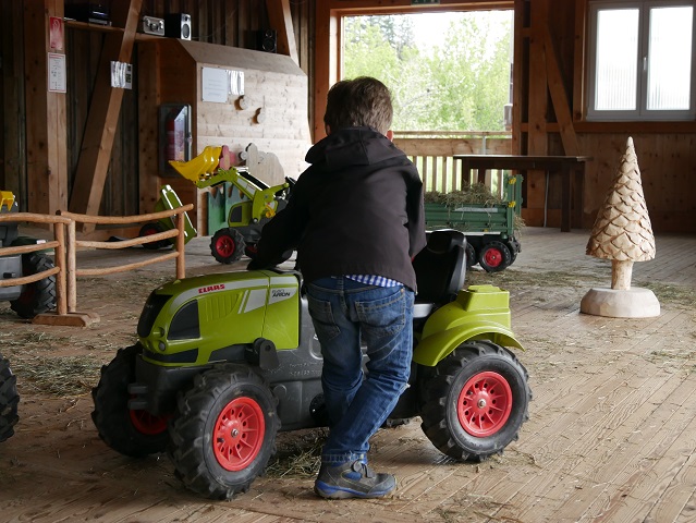 Bub auf dem Traktorparcours