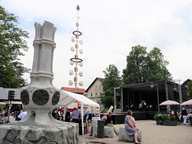 Bühne und Band auf dem Rathausplatz beim Lindenberger Huttag 2022