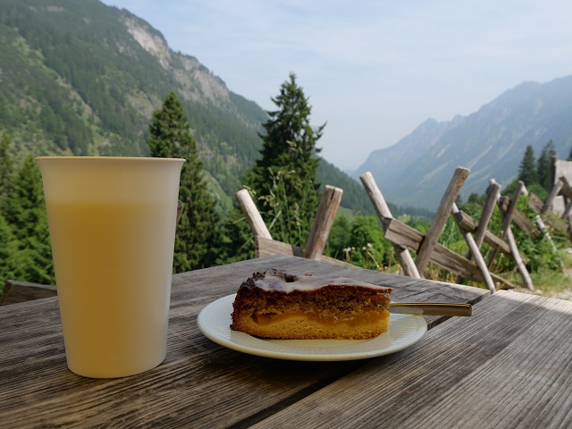 Buttermilch und Kuchen auf der Petersalpe bei Oberstdorf