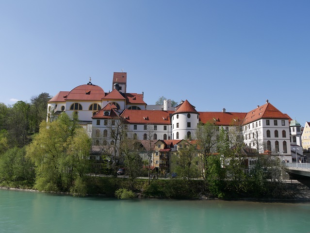 Das Kloster Sankt Mang in Füssen vom Lech aus gesehen