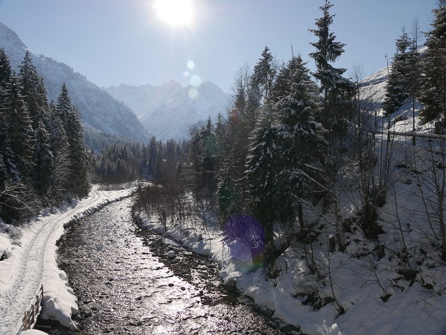 Die Breitach bei Hirschegg im Kleinwalsertal im Winter
