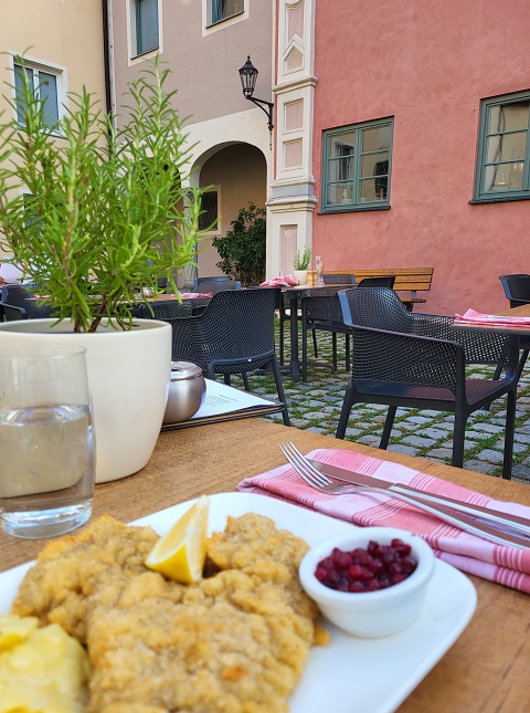 auf der "Piazza" vor der Weinstube Hensler in Kempten