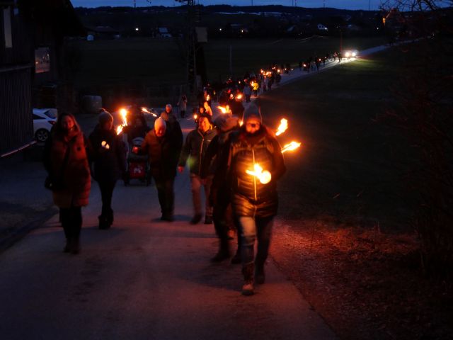 Fackelzug zum Funkenfeuer Unterthingau