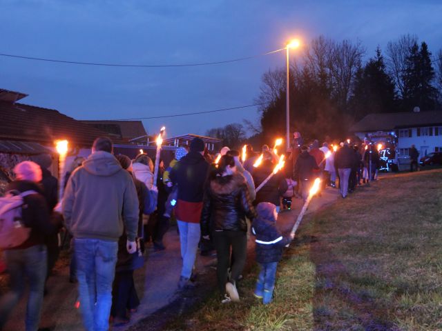 Fackelzug zum Funkenfeuer in Börwang