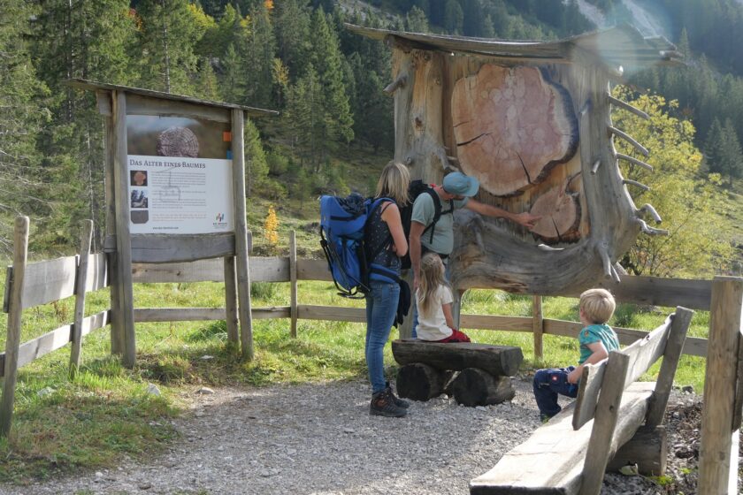Familie an einer Station am Erlebnisweg Uff d'r Alp am Nebelhorn
