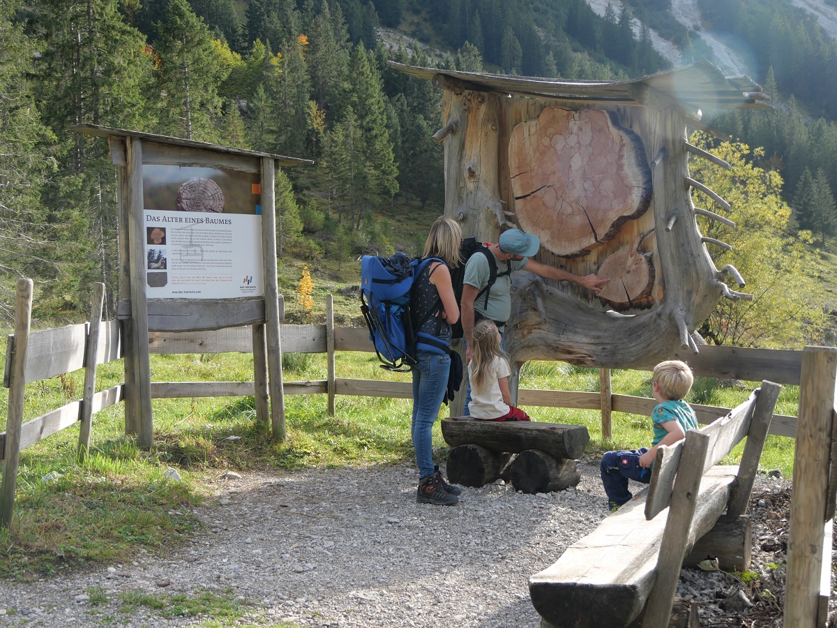 Familie an einer Station am Erlebnisweg Uff d'r Alp am Nebelhorn