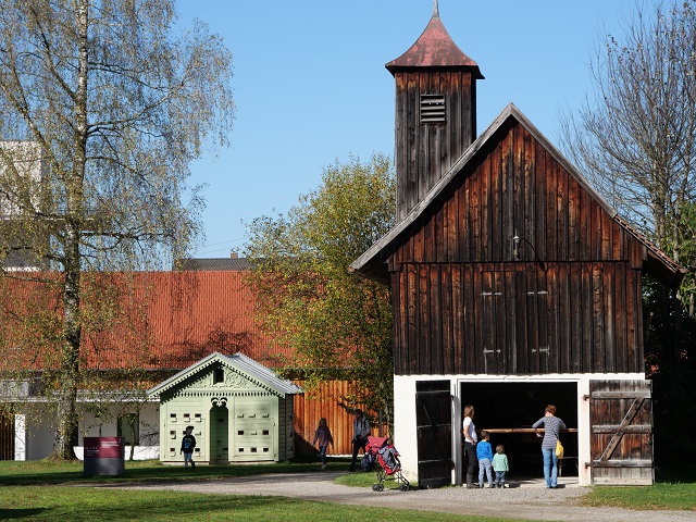 Feuerwehrhaus und Bienenhaus im Bauernhofmuseum Illerbeuren
