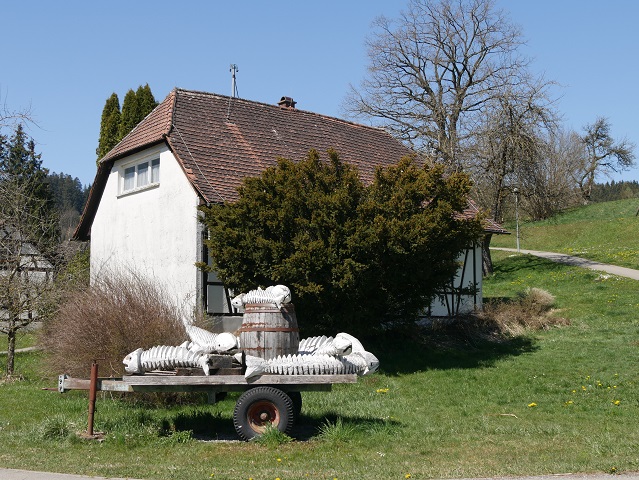 Fischgrätenskulptur in Karsee