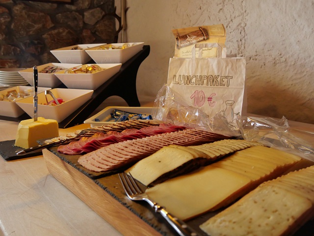 Frühstück auf der Enzianhütte