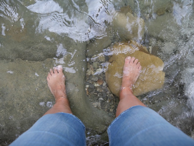 Füße im Wasser 