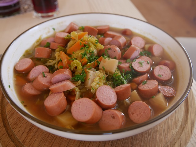 Gemüsesuppe mit Wienerle in der Bergmangalpe