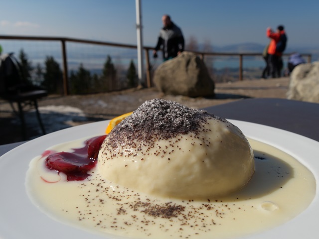 Germknödel mit Vanillesoße auf der Buchenbergalm