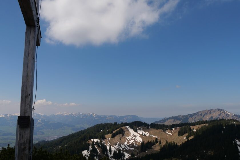 Gipfelkreuz und Grüntenblick auf dem Spieser bei Oberjoch