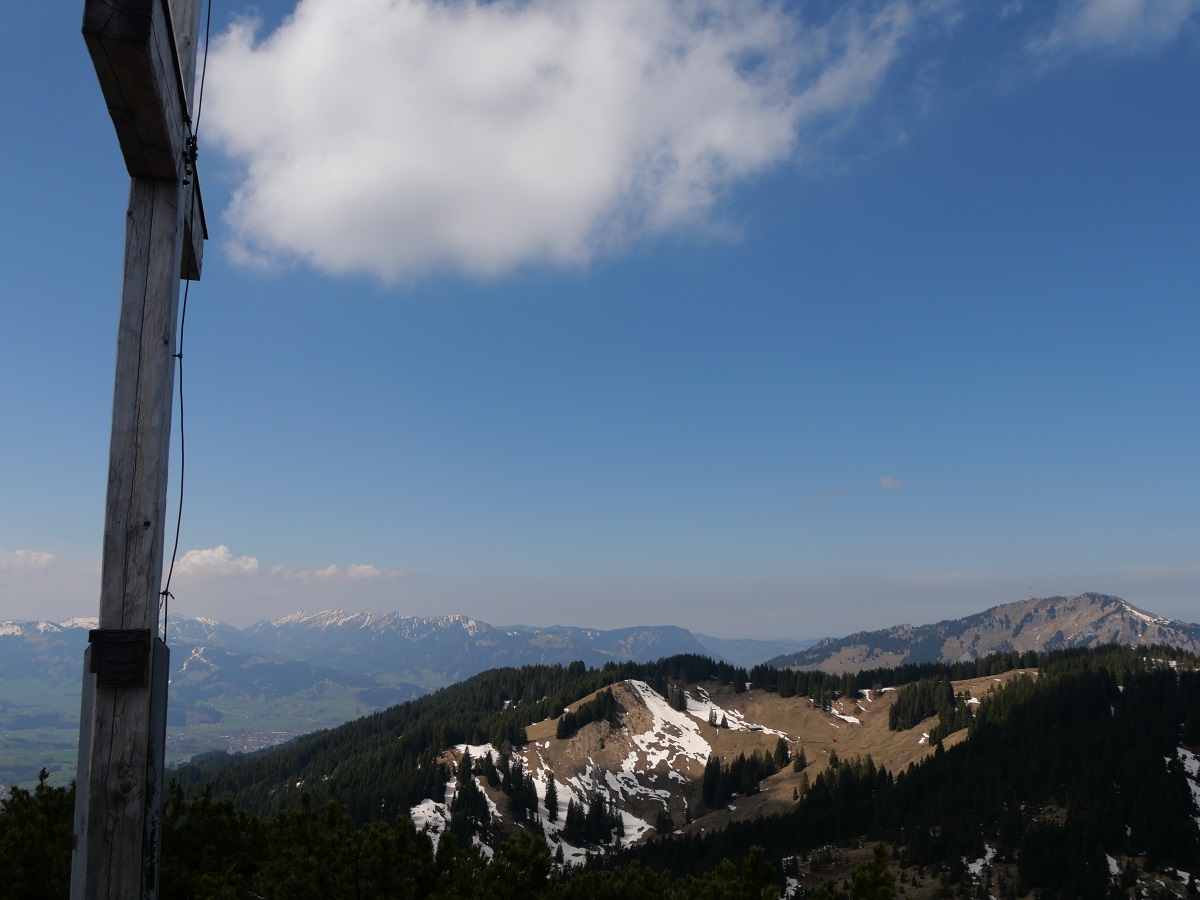 Gipfelkreuz und Grüntenblick auf dem Spieser bei Oberjoch