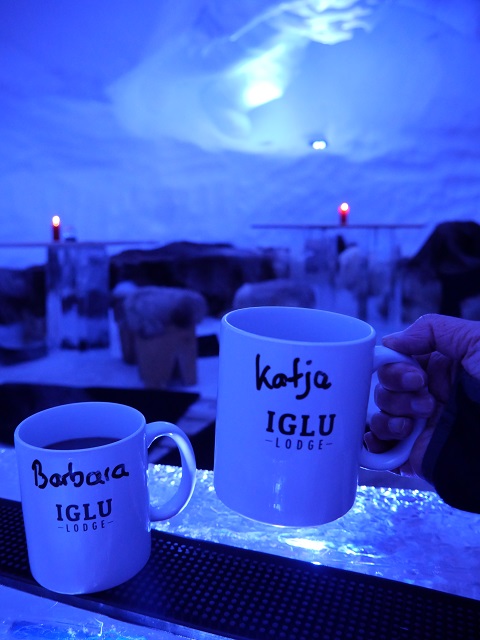 Hoch die Tassen in der Eisbar im Iglu!