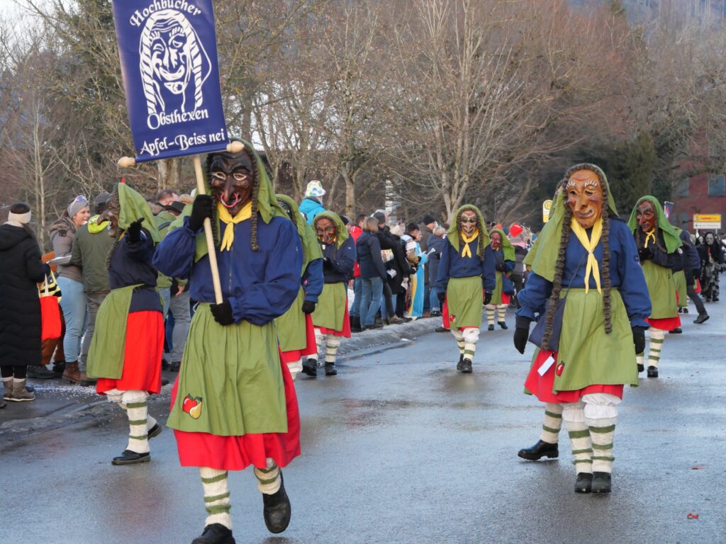 Hochbucher Obsthexen mit dem Motto Apfel - beiß nei
