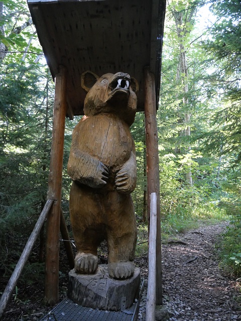 Holzbär im Wald am Kindererlebnisweg Görisried