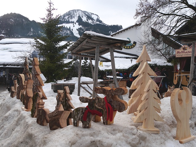 Holzfiguren auf dem Weihnachtsmarkt Bad Hindelang