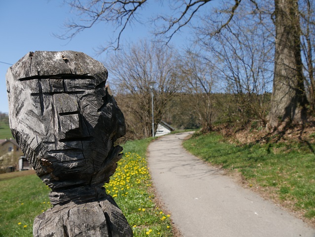 Holzskulptur Hochwürden am Skulpturenweg Karsee