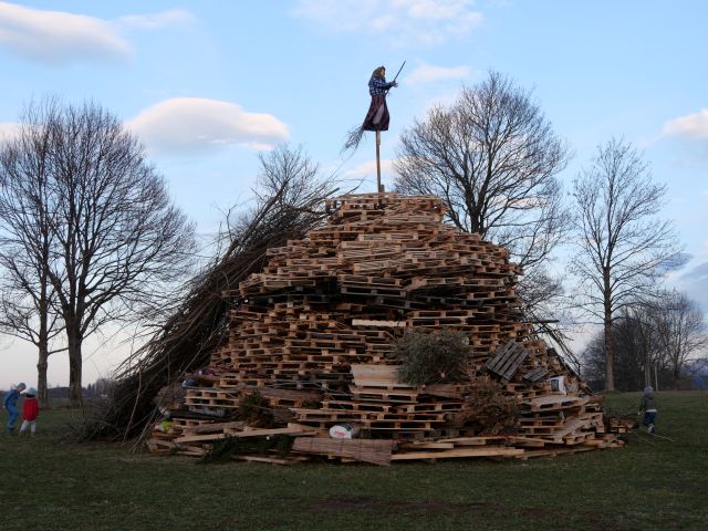 Holzstoß zum Funkenfeuer in Nesselwang