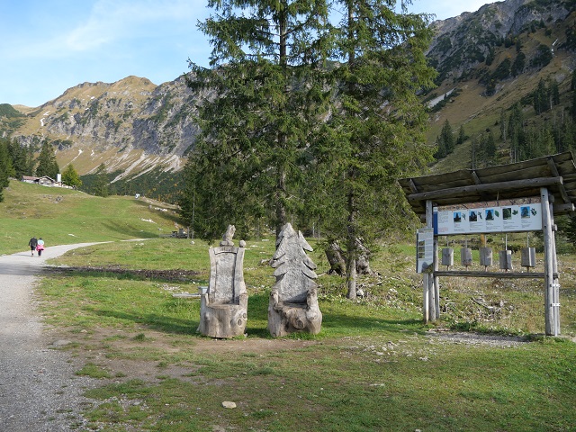 Holzthrone auf dem Erlebnisweg Uff d'r Alp