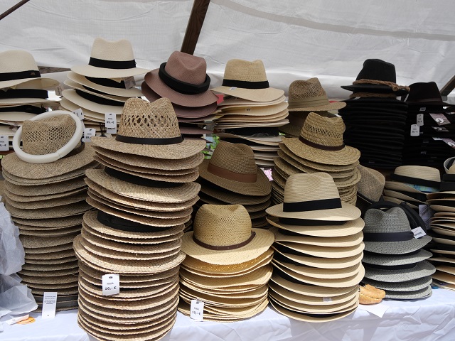 Hüte auf dem Hutmarkt beim Lindenberger Huttag