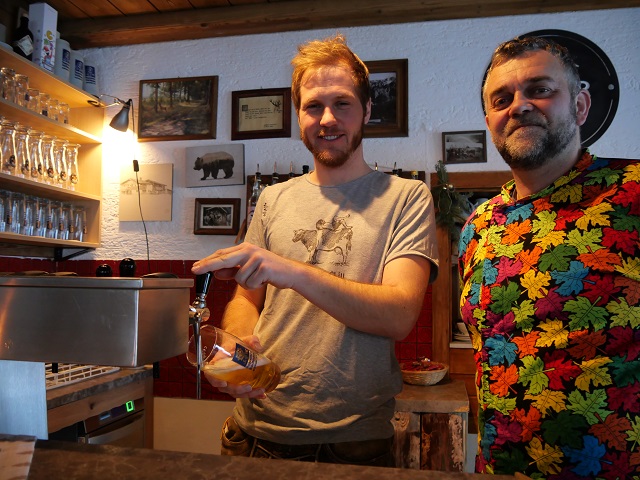 Hüttenwirt Julian und Koch Andreas auf der Vilser Alm