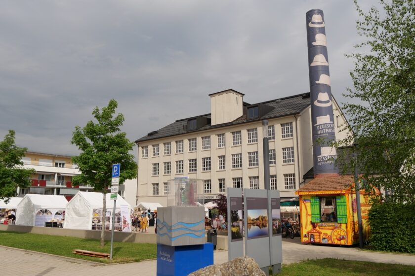 Huttag Lindenberg 2022 - Hutmarkt vor dem Deutschen Hutmuseum