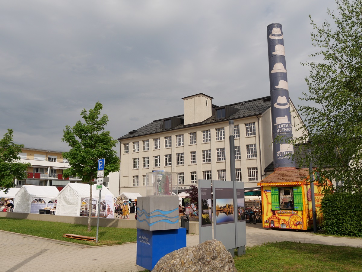 Huttag Lindenberg 2022 - Hutmarkt vor dem Deutschen Hutmuseum