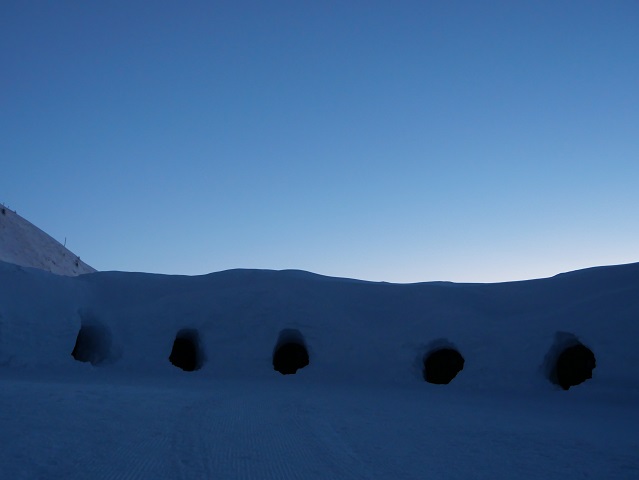 Iglu-Hotel zur blauen Stunde