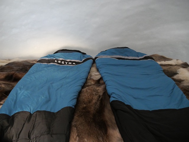 Iglu-Übernachtung - Schlafsäcke auf Rentierfellen