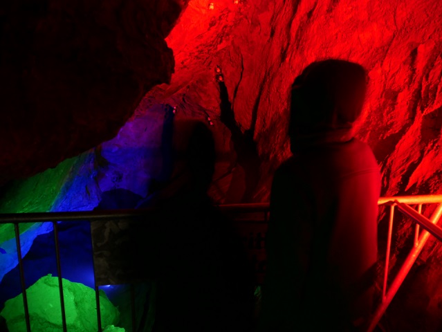 Kinder am Höhlensee in der Sturmannshöhle