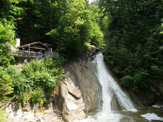 Klammwirt und Gumpe am Eingang der Starzlachklamm