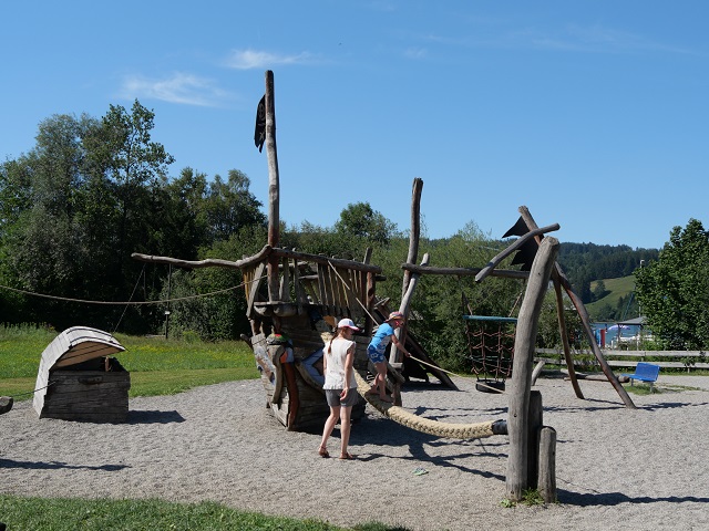 Kletter-Piratenschiff auf dem Piratenspielplatz in Immenstadt-Bühl