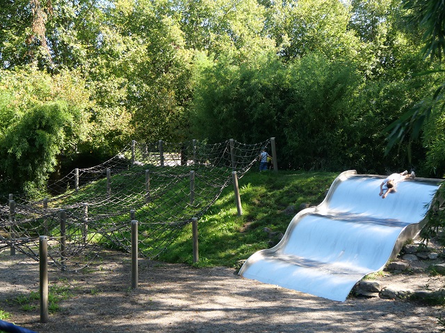 Klettergerüst und Rutsche auf dem Spielplatz Neue Welt in Memmingen