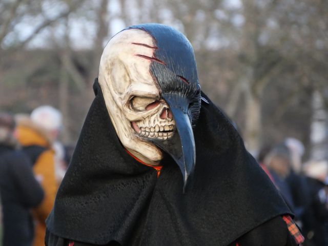 eines der Kräha-Weiber Laupheim auf der schwäbisch-alemannischen Fasnacht im Westallgäu