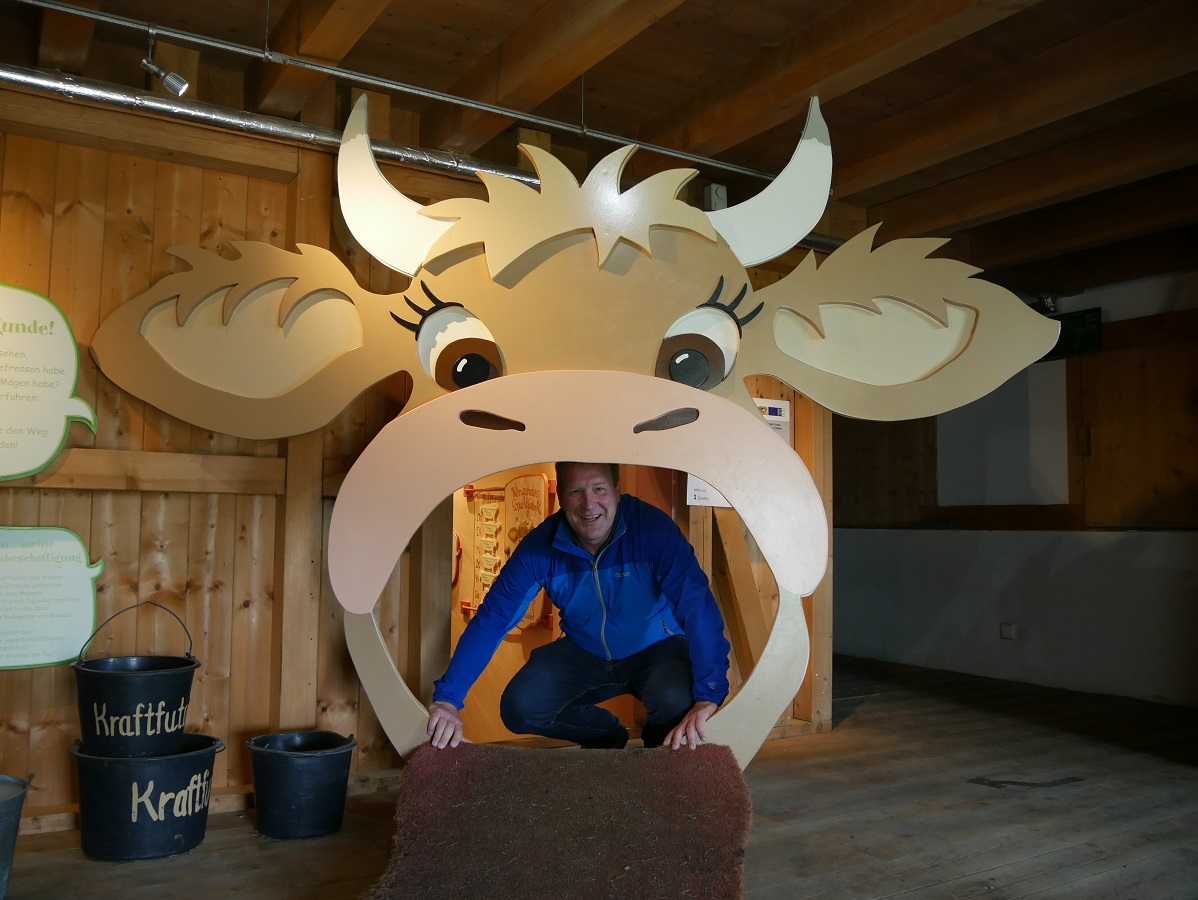 Betriebsleiter Thilo Kreier am Eingang zum begehbaren Kuhmagen im Allgäuer Bergbauernmuseum in Diepolz